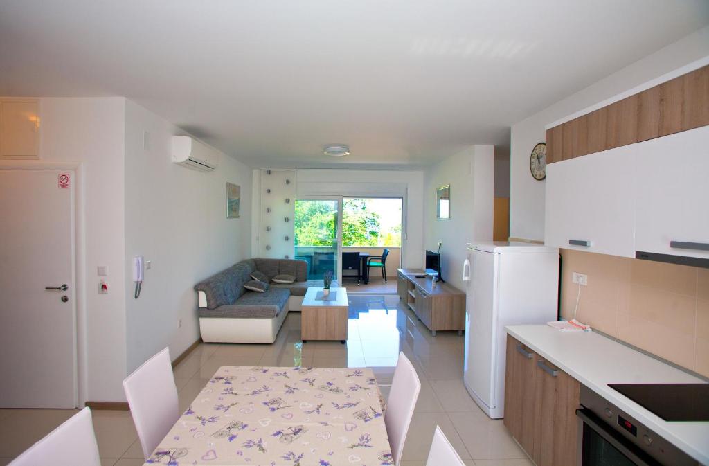 Kuchyňa alebo kuchynka v ubytovaní Apartments Maslina I