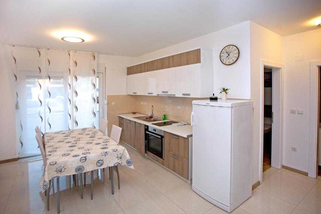 Kuchyňa alebo kuchynka v ubytovaní Apartments Maslina I