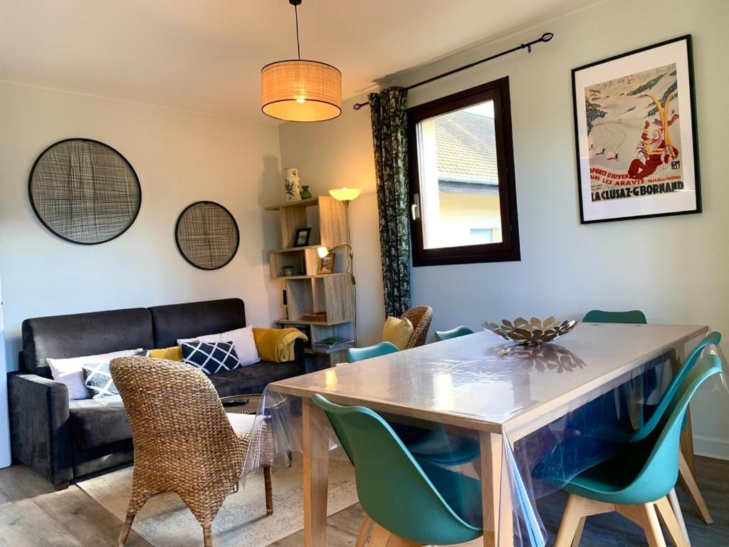 een woonkamer met een eettafel en stoelen bij Appartement Annecy, 3 pièces, 6 personnes - FR-1-432-4 in Annecy