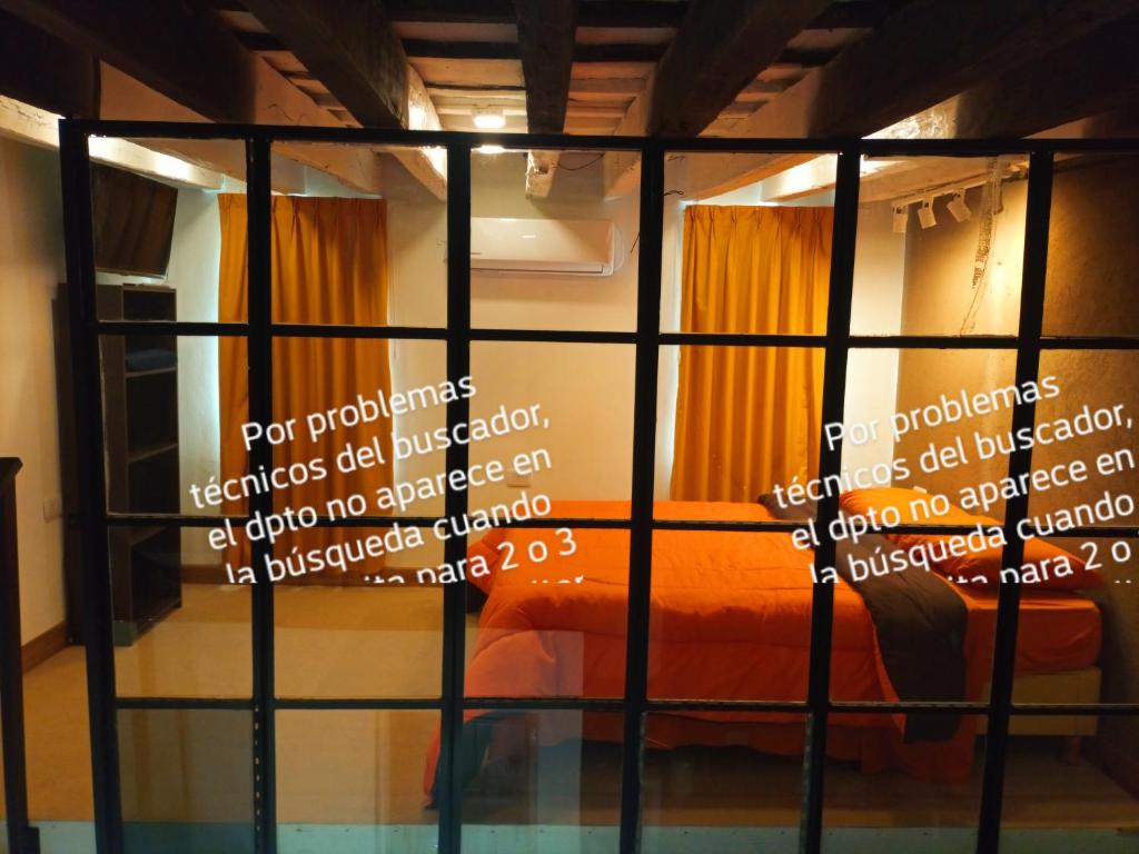 uma cama num quarto com sinais na janela em MAJO Rest&Dream I em Goya