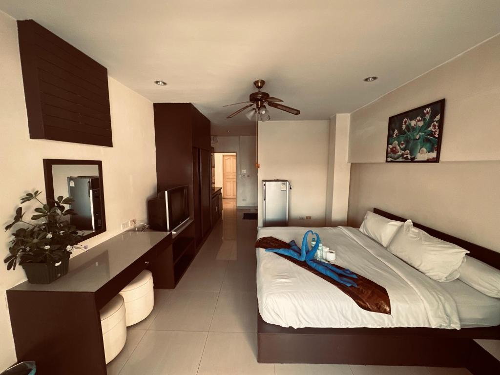 a bedroom with a bed with a towel on it at นวนคร ออมสินอพาร์ตเมนต์ ติดห้างบิกซี Navanakorn Aomsin hotel near shopping mall,snooker and club in Ban Lam Rua Taek