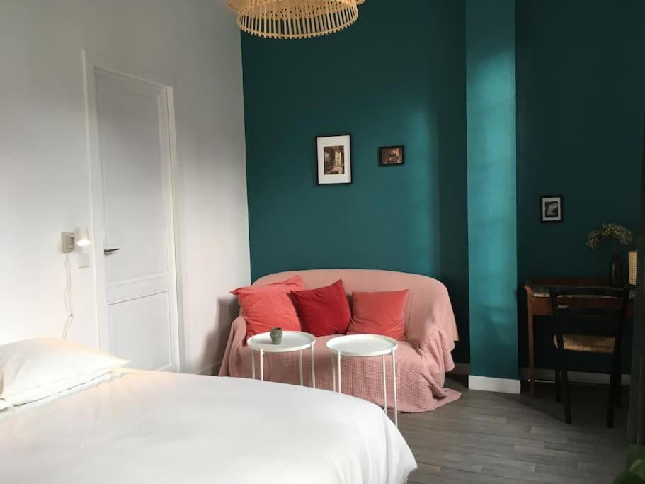ein Schlafzimmer mit einem Bett und einer grünen Wand in der Unterkunft Studio calme au centre de Bordeaux in Bordeaux