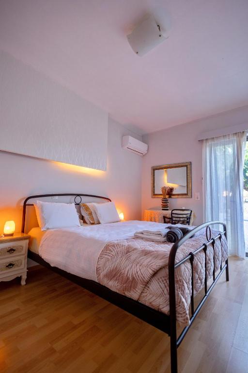 Postel nebo postele na pokoji v ubytování Villa Thalassa Stavromenos beach