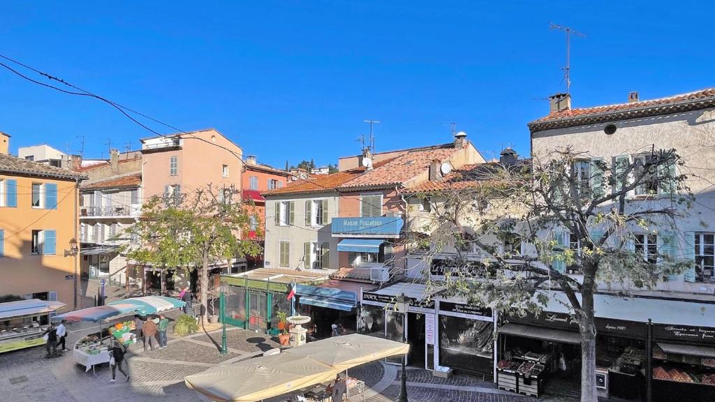 un groupe de bâtiments dans une ville avec une rue dans l'établissement Résidence Catherine, à Sainte-Maxime