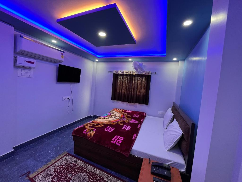 a room with a bed with a blue ceiling at Baba Vishwanath Residency in Varanasi
