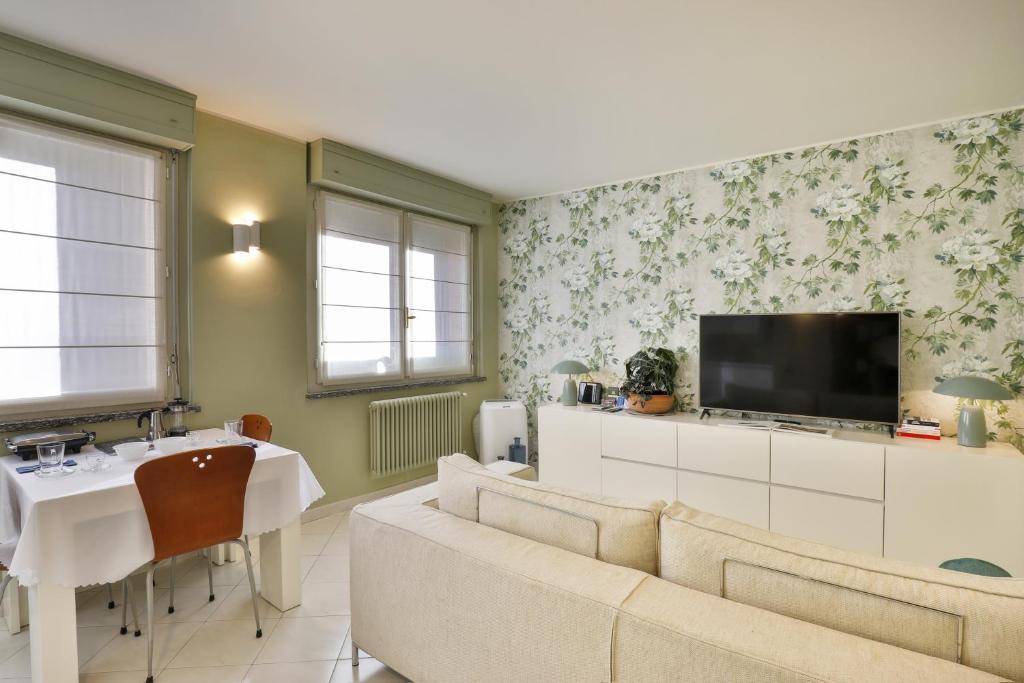 A television and/or entertainment centre at Comosole