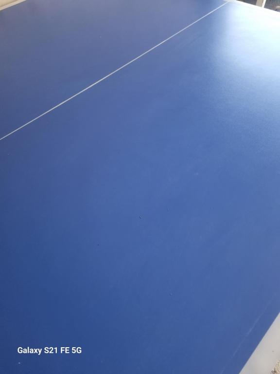 un primer plano de una mesa con una superficie azul en Happy Martkofi, en Gardabani
