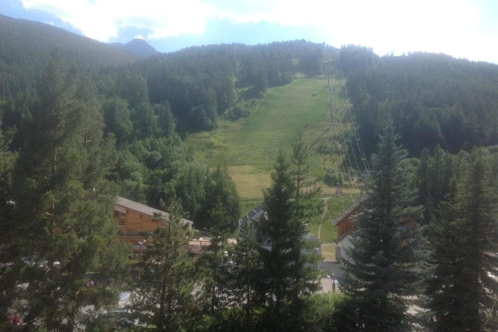 - une vue sur une colline verdoyante plantée d'arbres dans l'établissement Apt Or Chalet Near The Slopes Saint Chaffrey, à Saint-Chaffrey