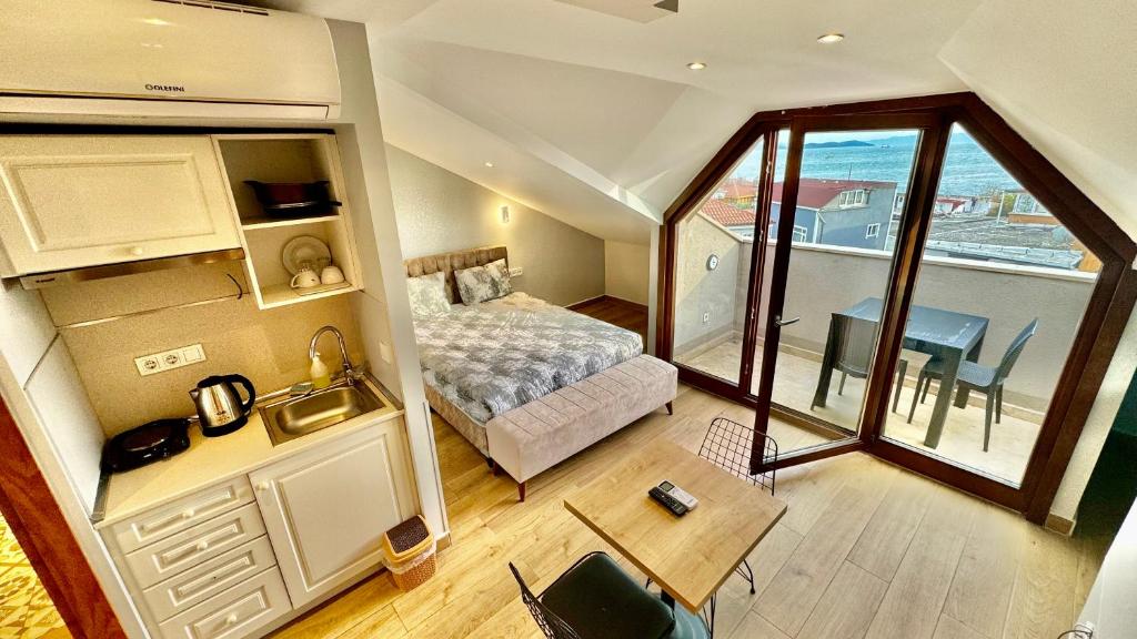 Habitación con cama, mesa y balcón. en Seven Studıos Sultanahmet, en Estambul