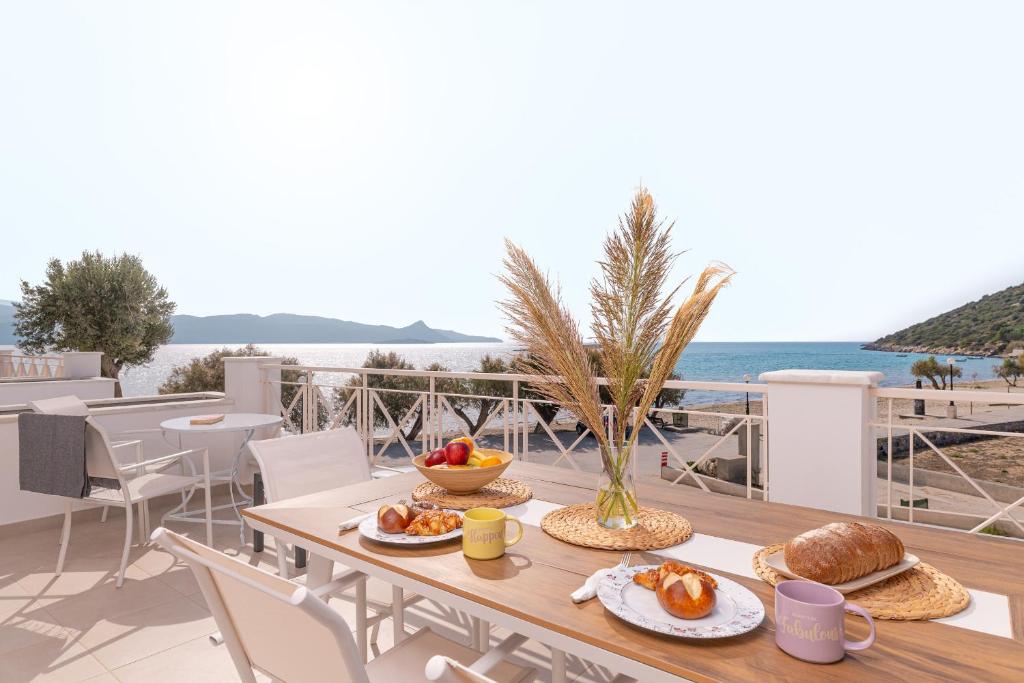 uma mesa com comida para o pequeno-almoço em cima de uma varanda em SeaView Apartment 1 em Samos