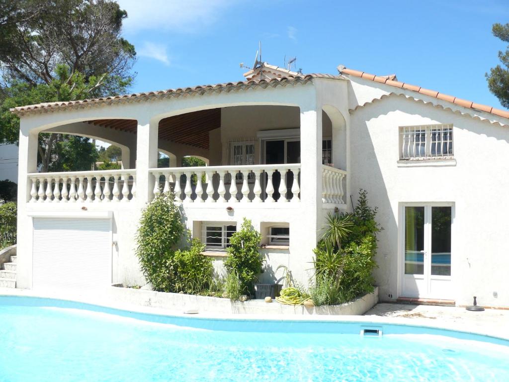 uma casa com uma piscina em frente em Prime Rose em Saint-Aygulf