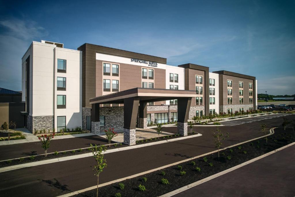 een weergave van een hotel met een groot gebouw bij SpringHill Suites by Marriott Franklin Mint in Franklin