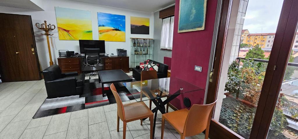 ein Wohnzimmer mit einem Tisch, Stühlen und einem TV in der Unterkunft Milan Condo ideal for Families,Pets,Business in Mailand
