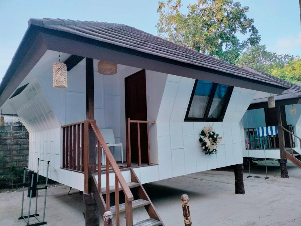 una casa pequeña con porche y escalera en Casitas de Boracay, en Boracay