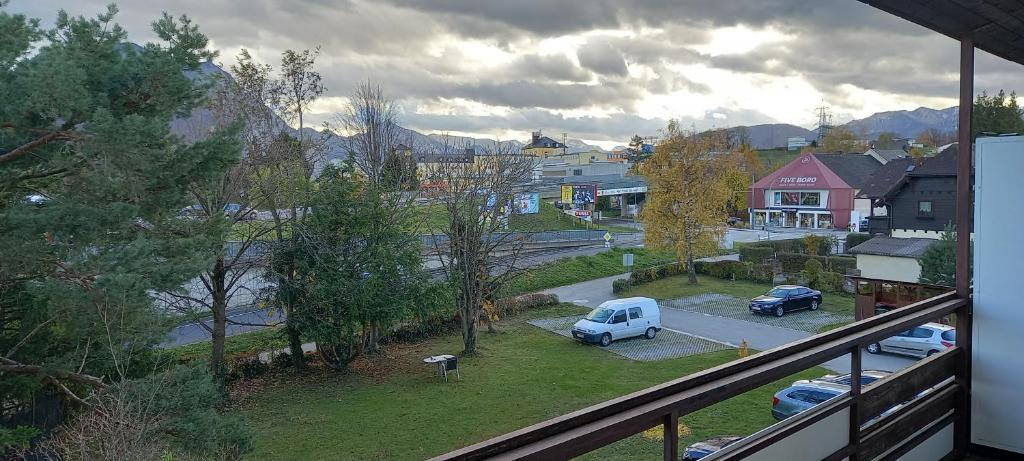 a view of a town with cars parked in a parking lot at Wohnung in Bahnhofsnähe mit Balkon - 35 m2 in Gmunden