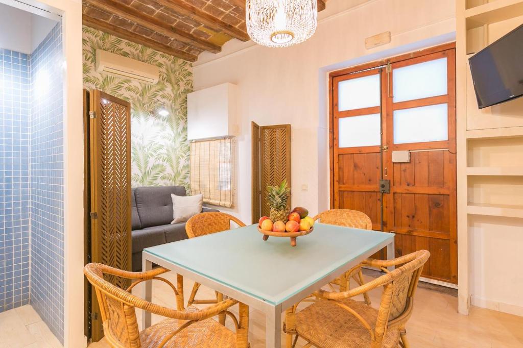 a dining room with a table and chairs at Baluard-Apartment only 100 meters from the beach in Barcelona