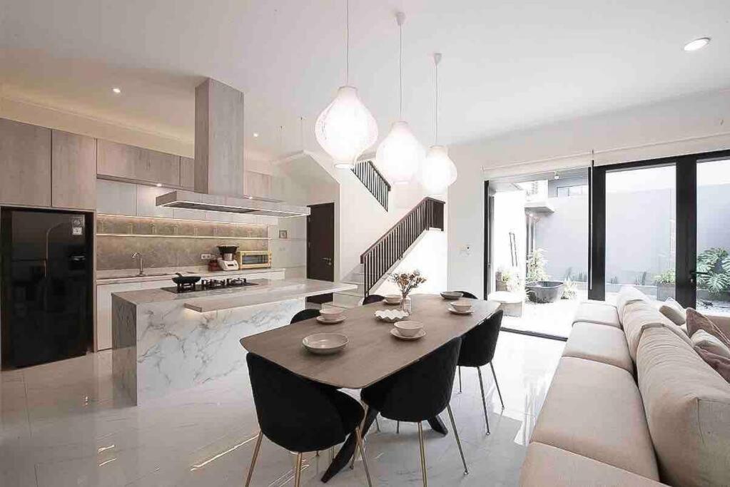 Kuchyň nebo kuchyňský kout v ubytování Creative Luxury Villa, New Year Staycation (10)