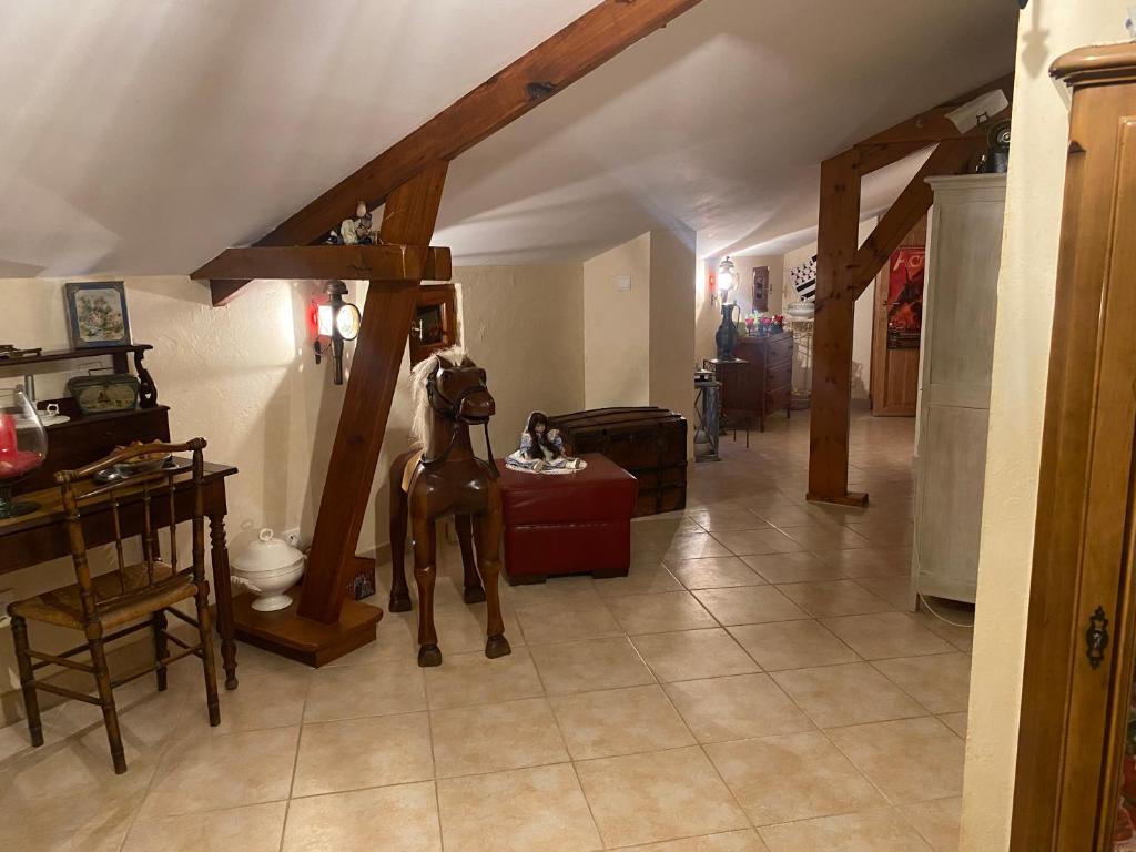 um corredor com um quarto com uma estátua de cavalo em Chez Eric et Sophie em Tigné