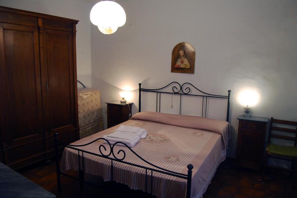 ein Schlafzimmer mit einem Bett mit zwei Handtüchern darauf in der Unterkunft La Bandinella in Albissola Marina
