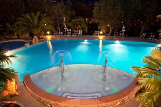 Bazén v ubytování Hotel San Carlo nebo v jeho okolí