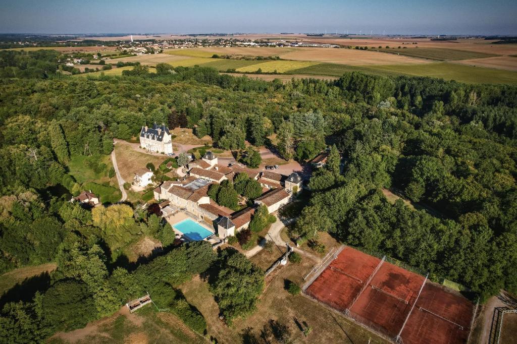 z góry widok na dom w lesie w obiekcie Hotel The Originals Château de Perigny w mieście Vouillé