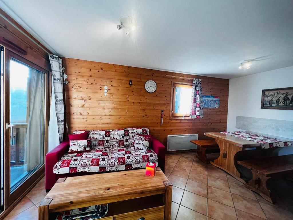 Pokój z łóżkiem, stołem i biurkiem w obiekcie Appartement Villard-sur-Doron, 3 pièces, 6 personnes - FR-1-293-92 w mieście Villard-sur-Doron