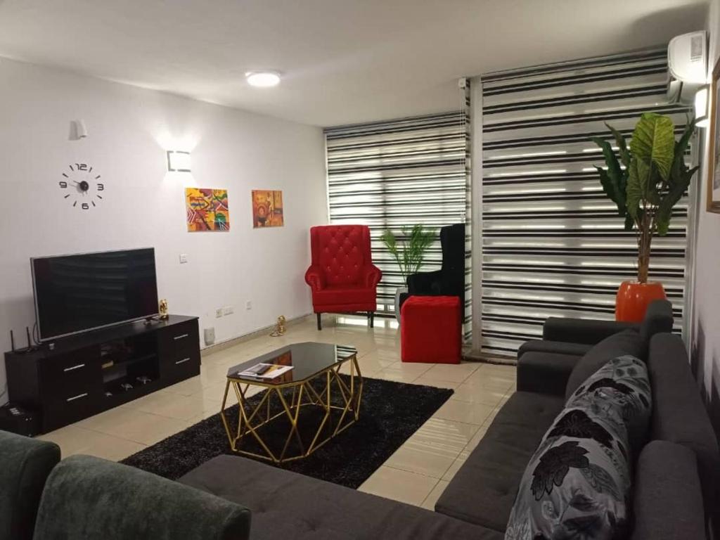 - un salon avec un canapé et une télévision dans l'établissement 2 bedroom apartment at 1004 Estate, à Lagos