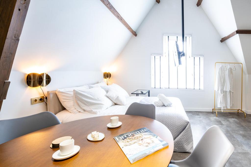 Säng eller sängar i ett rum på New XL Family City Centre Apartment Studio Top floor Utopia4 Schiedam - Rotterdam 7min