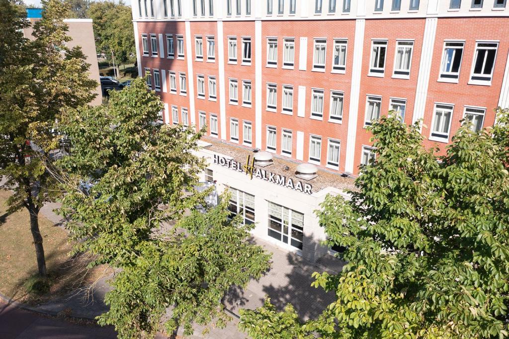 una vista aérea de un edificio con árboles delante en Hotel Alkmaar, en Alkmaar