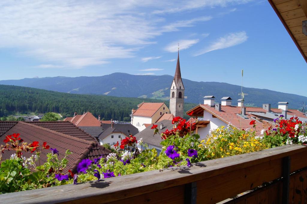 desde el balcón de una ciudad con flores en Apartment Oberhauserhof, en Falzes