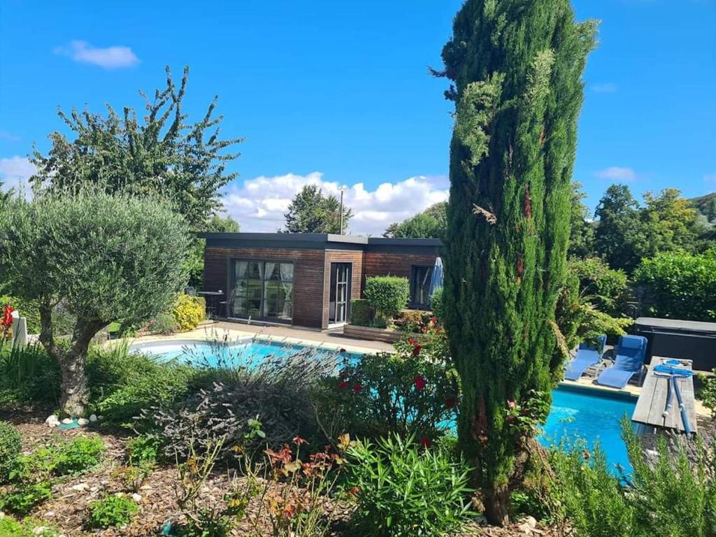 une maison avec une piscine dans un jardin dans l'établissement LA GRIOTTE 3 LOFT & Spa, à Pennedepie