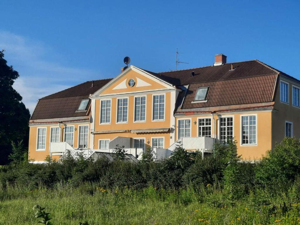 una gran casa amarilla con techo marrón en Semester Hem 2 Storvik, en Storvik