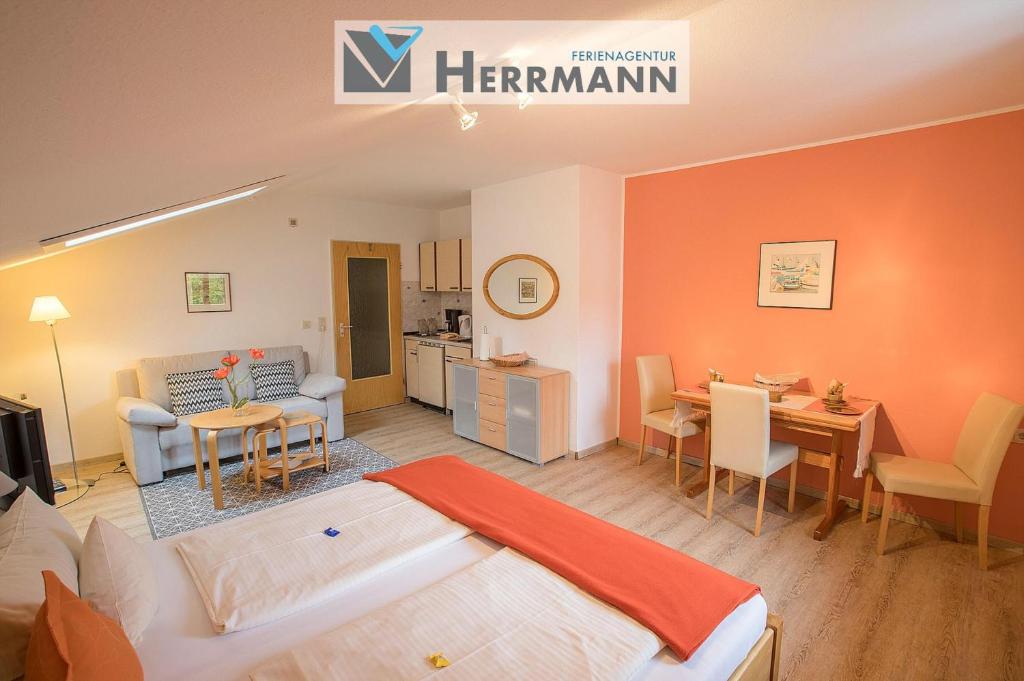 a living room with a bed and a kitchen at Ferienwohnung Alpennelke in Füssen