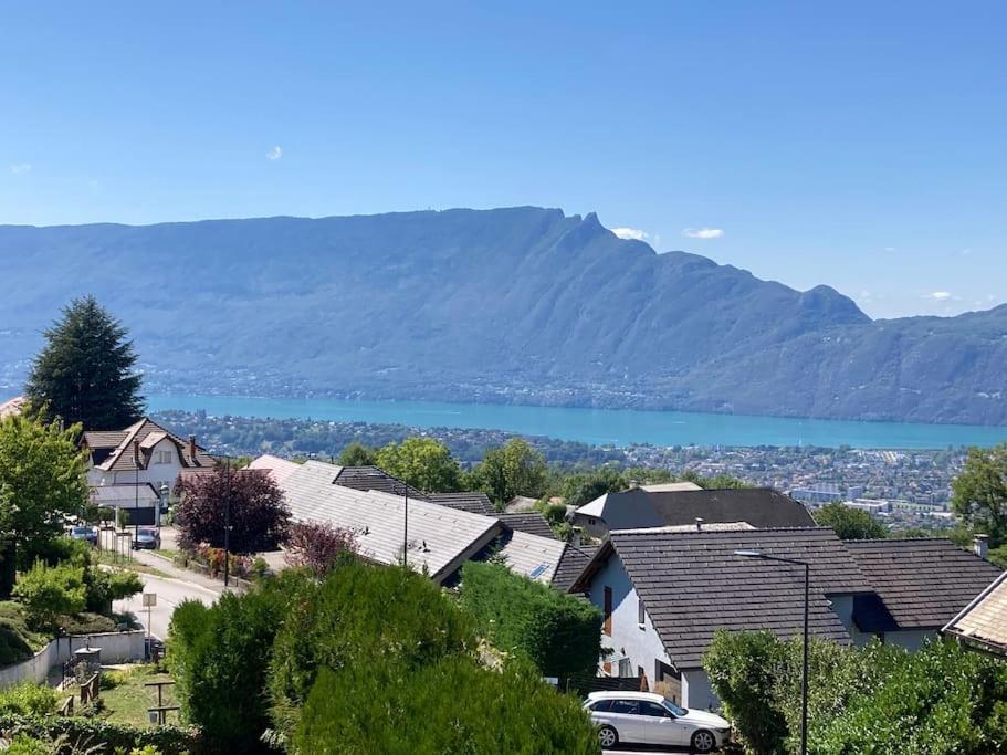 uma vista para uma cidade com um lago e montanhas em Villa Evalou de 240 m². em Trévignin