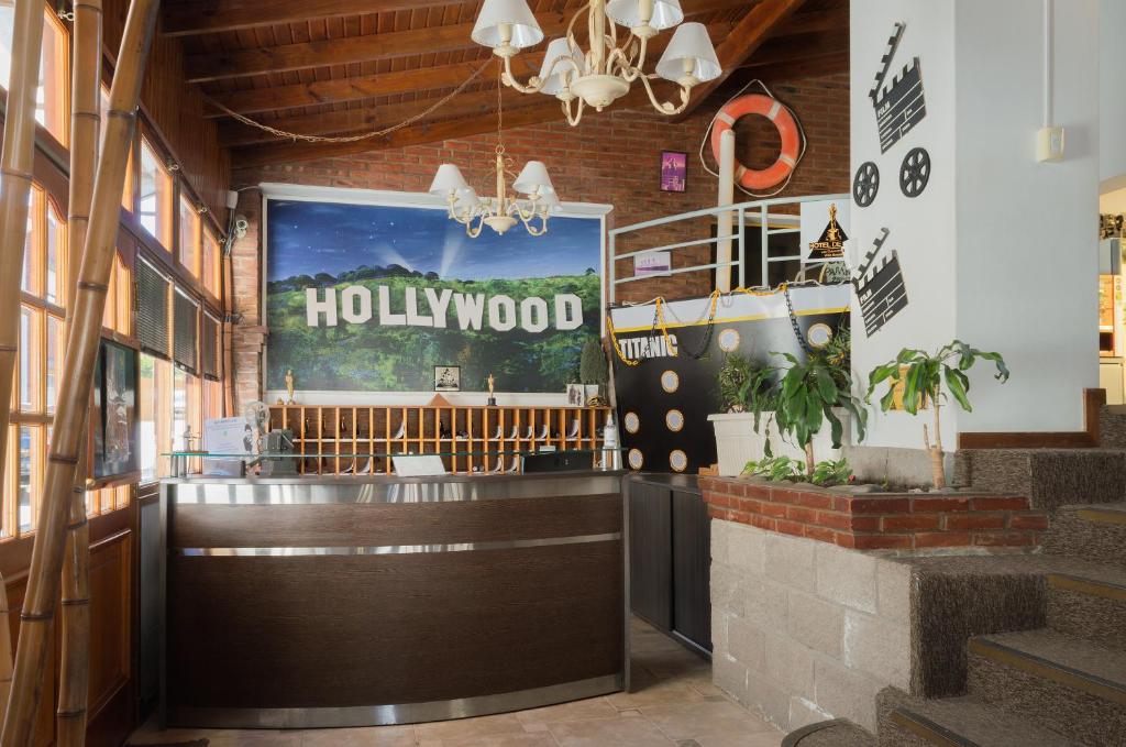 un restaurant avec un panneau indiquant Hollywood dans l'établissement Hotel de Cine Las Golondrinas, à Villa Gesell
