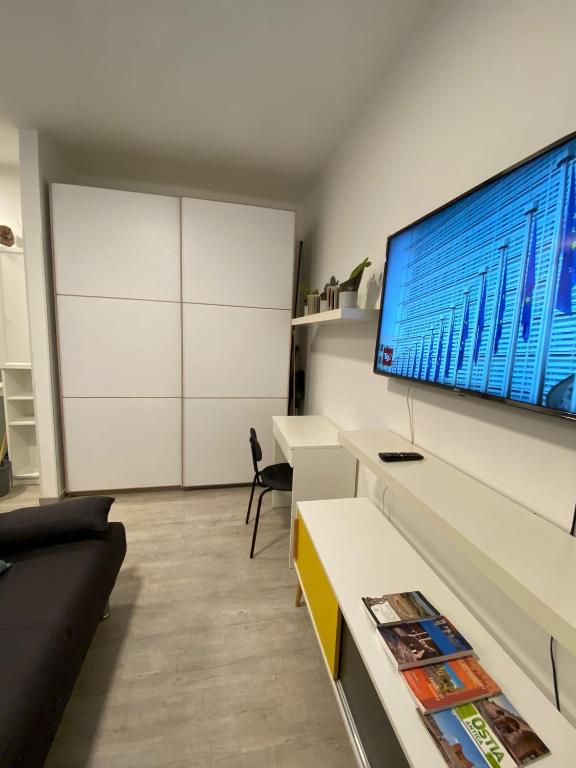 TV a/nebo společenská místnost v ubytování Monolocale nel Corso