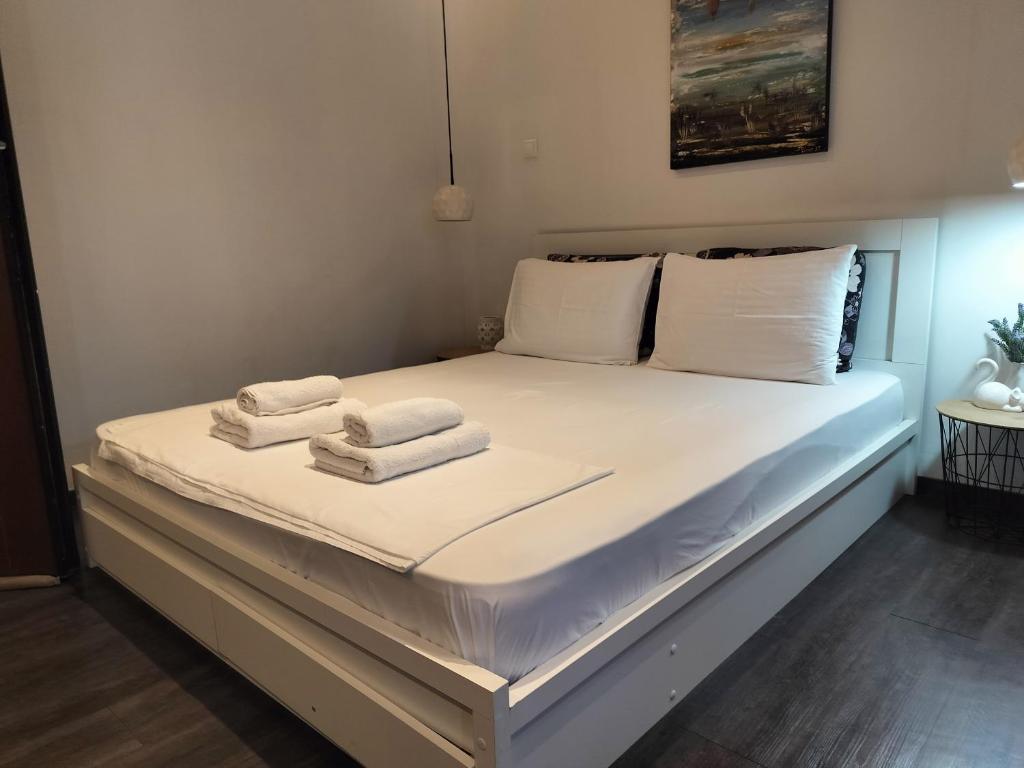 Кровать или кровати в номере ALEXANDROS Lux St Apartment - Tsimiski Ladadika - Explore Center by foot - Close to Aristotelous square