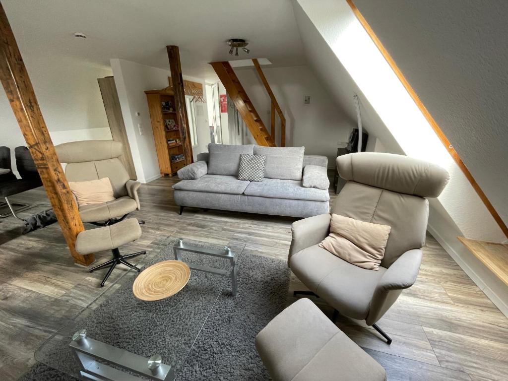 een woonkamer met een bank en 2 stoelen bij Sky in Winterberg