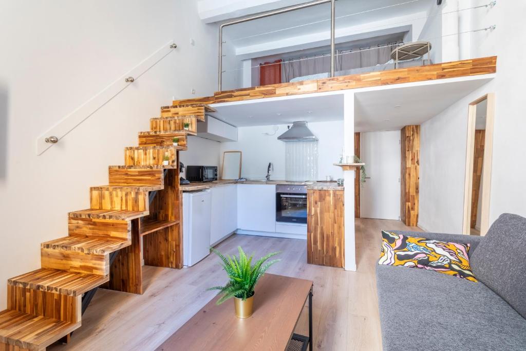 - un salon avec un escalier en bois dans une maison dans l'établissement Studio Pasteur centre historique, à Aix-en-Provence