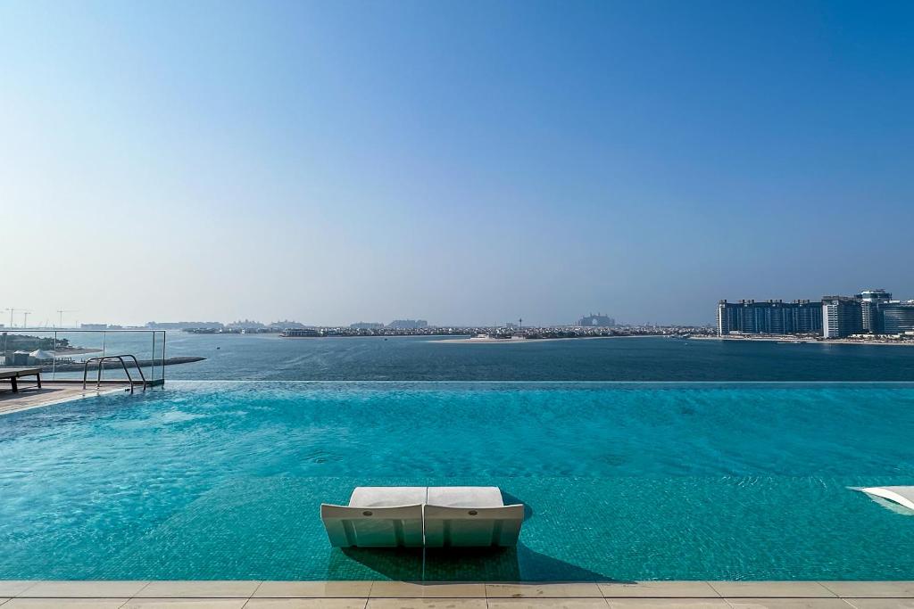 Bazén v ubytování 1BR Luxurious Beachfront Apartment nebo v jeho okolí