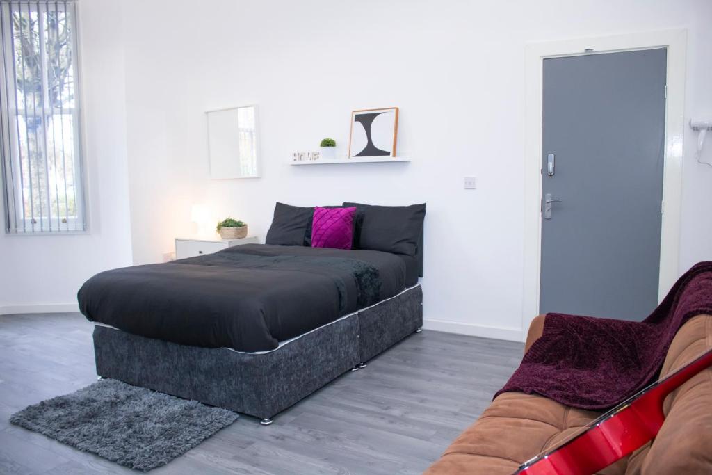 - une chambre avec un lit et un canapé dans l'établissement Central Blissful Haven, à Liverpool