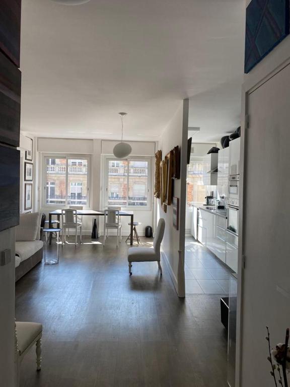 - un salon avec un canapé et une chaise dans l'établissement Appartement spacieux et cosy Champs Elysées Arc de triomphe, à Paris