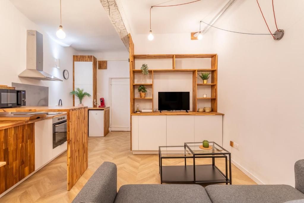une cuisine et un salon avec un canapé et une table dans l'établissement Charmant T2 centre, à Aix-en-Provence