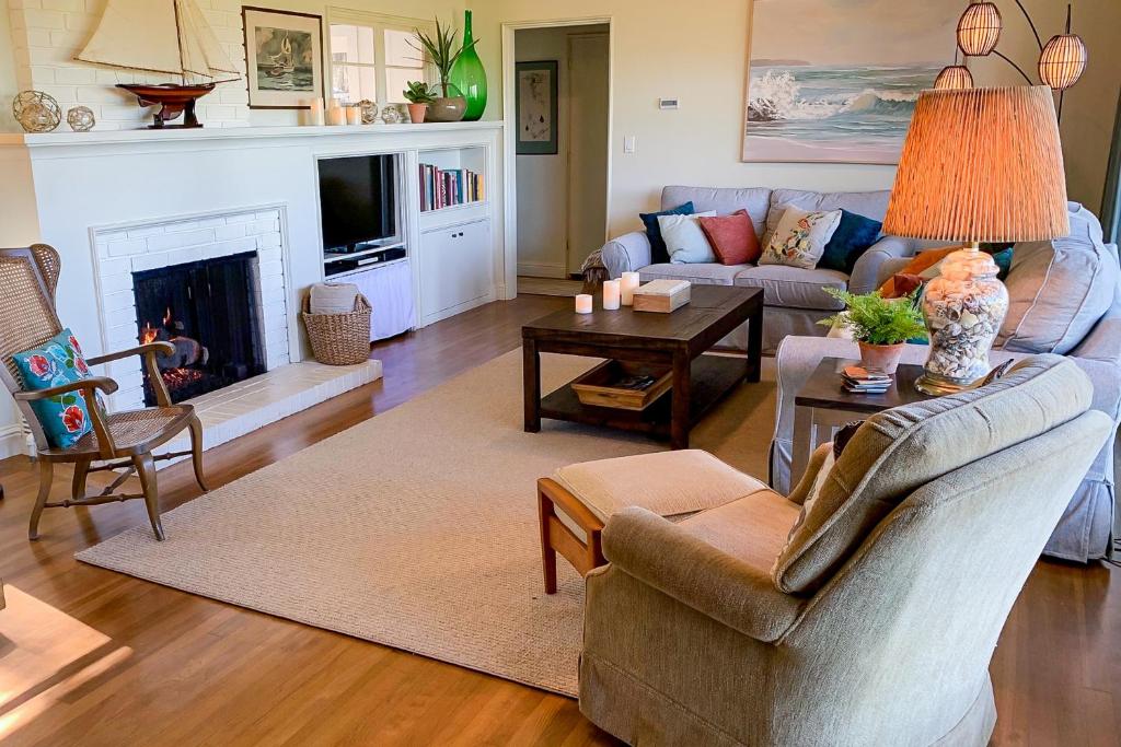 sala de estar con sofá y chimenea en Butterfly Landing en Pacific Grove