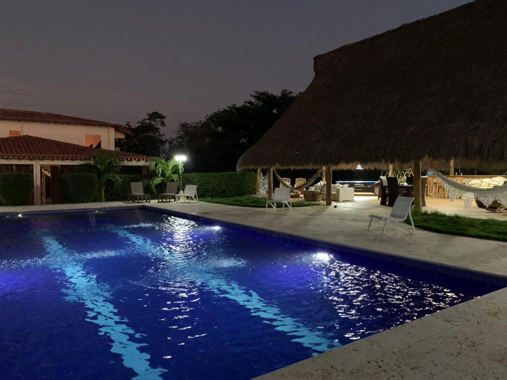 una piscina frente a una casa por la noche en Finca la luz divina en Arjona
