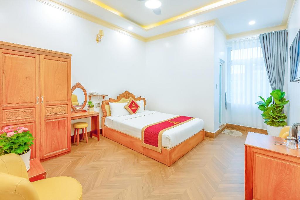 um quarto com uma cama, uma cómoda e uma secretária em Ngọc Sang 2 Hotel em Xuan An