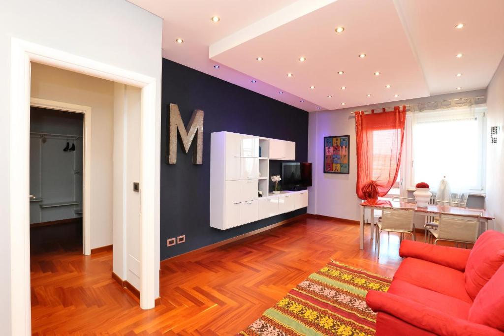 - un salon avec un canapé rouge et une salle à manger dans l'établissement Casa sotto le stelle, à Turin