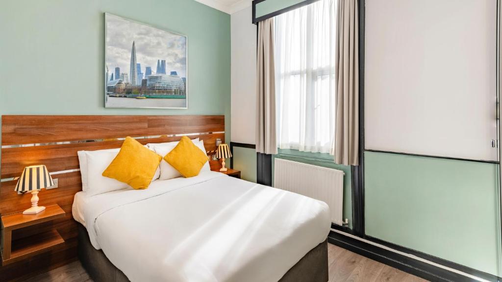 Postel nebo postele na pokoji v ubytování Huttons Hotel, Victoria London