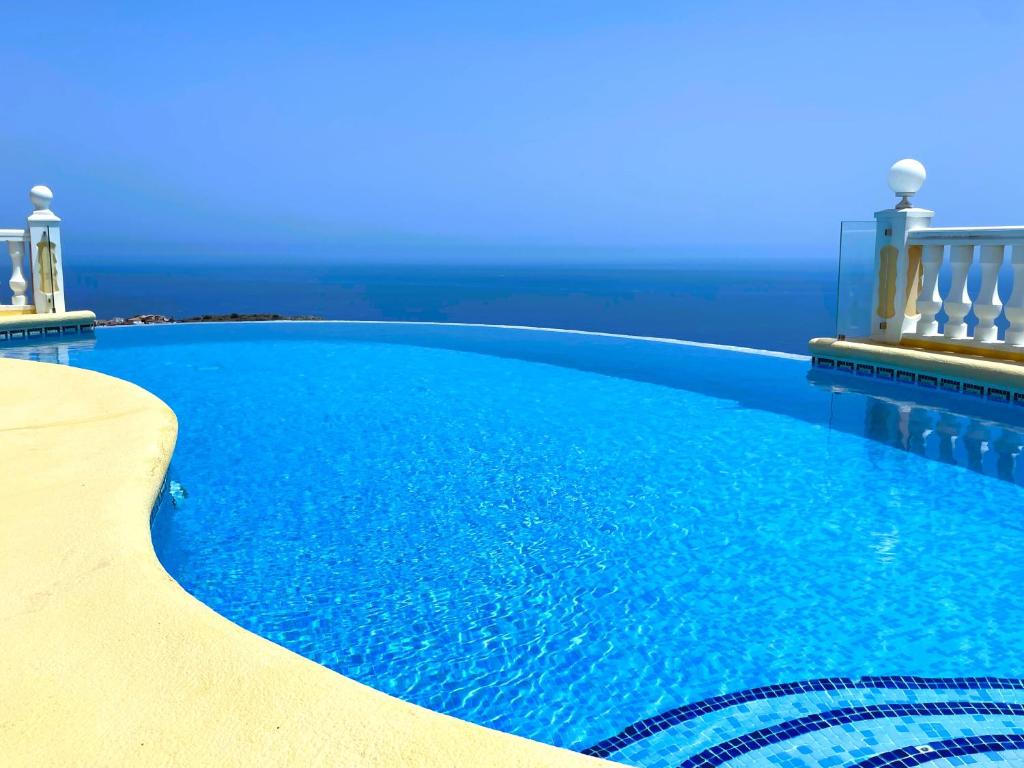 una piscina con vistas al océano en MIRAMAR en Cumbre del Sol