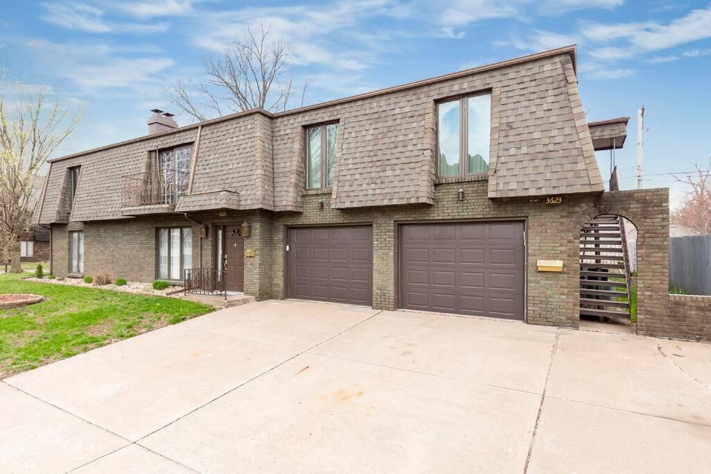 Moline 4 bedroom 2 bath very spacious luxury condo, Moline Updated 2023 Prices